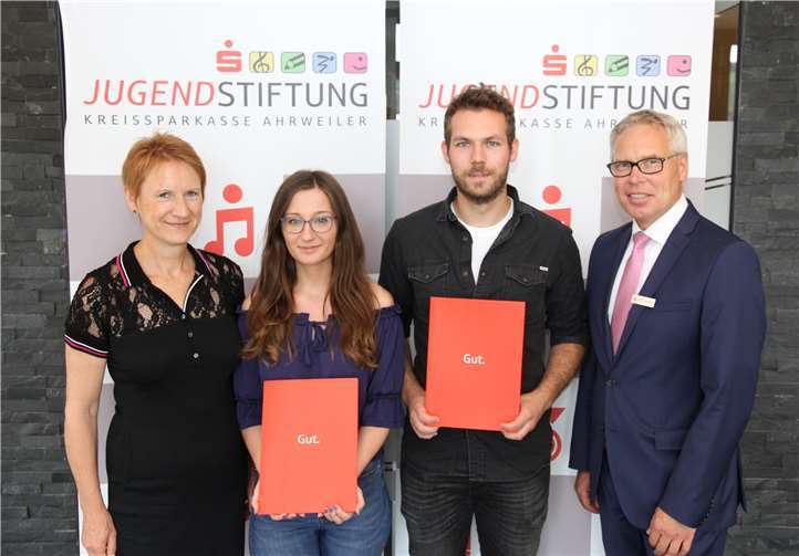 Miranda Abazi (2. v. l.) und Björn Naß (2. v. r.) freuten sich gemeinsam mit OStD Gundi Kontakis (l.), Schulleiterin der Berufsbildenden Schule, über die Förderpreise der Jugendstiftung der Kreissparkasse Ahrweiler aus den Händen von Stiftungsvorstand Achim Gemein.privat