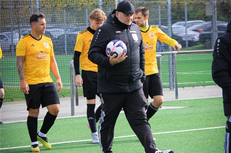 Mirco Walser (vorne) und sein Team gewannen mit 6:1 gegen den SC Bad Bodendorf II