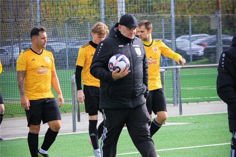 Mirco Walser (vorne) und sein Team gewannen mit 6:1 gegen den SC Bad Bodendorf II