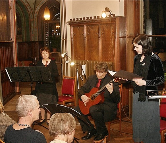 Miriam Deres (re.), Irmgard Morschhausen (li.) und Johannes Morschhausen beim Schlosskonzert. -RÜ-