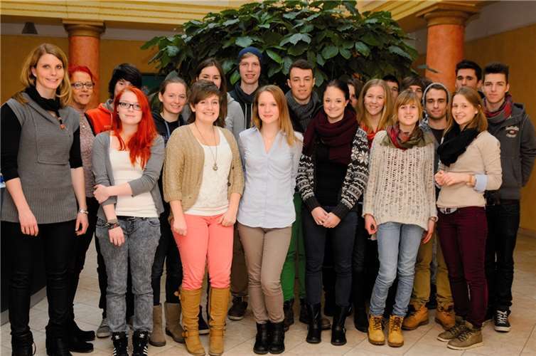 Miriam Klaes (li.) informierte eine Schülergruppe des Are-Gymnasiums, begleitet von Sozialkundelehrerin Ursula Haustein, über Berufe, unter anderem über IT-Systemkaufmann/-frau, Fachinformatiker/in im Bereich Hardware und Softwareentwicklung, beim Software-Unternehmen Klaes.