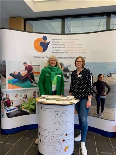 Miriam Kownatzki (links) AHB Beauftragte der DRV Rheinland und Anna Haras, Leiterin des Aufnahmebüros der Klinik Niederrhein am Infostand.