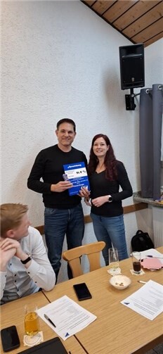 Miriam Kremer überreichte Pascal Berger eine Auszeichnung für das Beteiligungsranking an Spielterminen, bei dem er den 3. Platz belegte.
