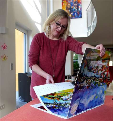 Miriam Montenegro mit dem Benefizkalender. Foto: privat