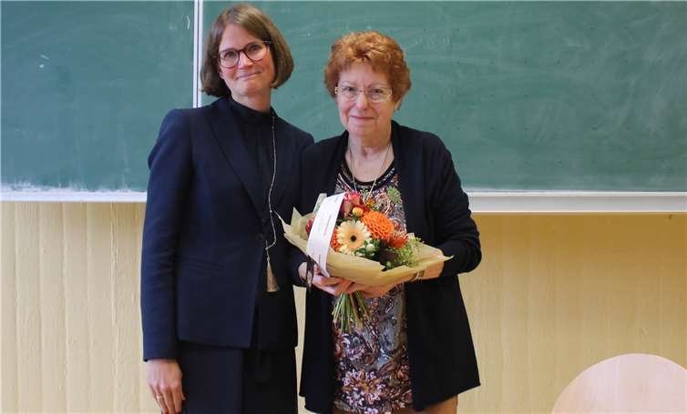 Miriam Rothmann, stellvertretende Schulleiterin (links), sprach Edith Erbrich ihren Dank aus. Fotos: HG