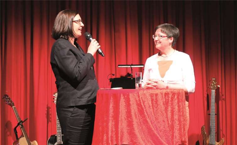 Miriam Schmidt interviewt Frau Hein. privat