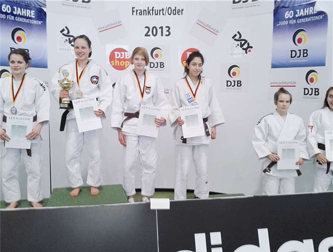 Miriam Schneider auf dem Treppchen mit der Bronzemedaille. privat