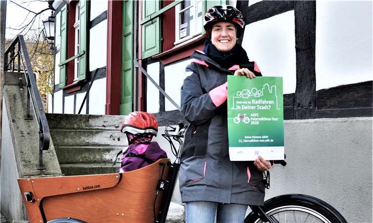 Miriam Wüscht vom Verkehrsplanungsteam der ADFC-Ortsgruppe Rheinbach wirbt für den Fahrradklimatest 2020.Fotos: Dietmar Pertz