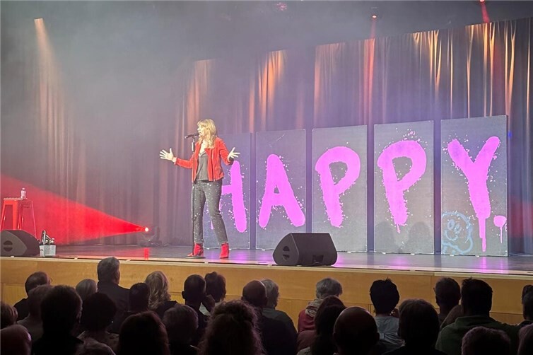 Mirja Regensburg begeisterte in der Mendiger Laacher See-Halle das Publikum und machte es im wahrsten Sinne des Wortes „HAPPY.“.
