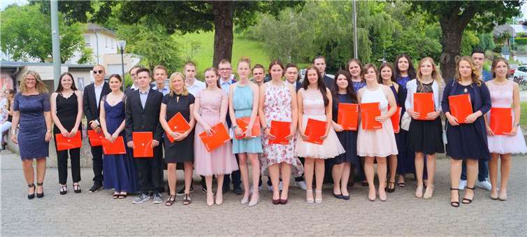 Mirka Mohr (li.) verabschiedete als Klassenlehrerin die Zehntklässler.Fotos: TT