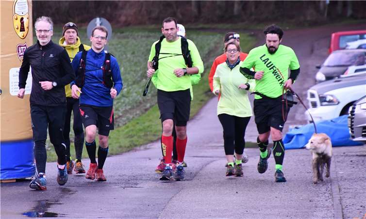 Mirko Dreiser (Mitte) und seine Mitläuferinnen und Mitläufer beim Spendenlauf im letzten Jahr. Archiv