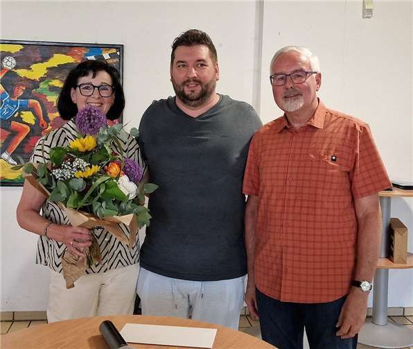 Drei Jahrzehnte Engagement: Edgar Becht mit Ehrennadel ausgezeichnet Mirko Menzenbach (Mitte), Vorsitzender des SV Urmitz, verabschiedete Schatzmeister Edgar Becht (rechts). Dessen Frau Irene hatte ihn immer tatkräftig unterstützt.