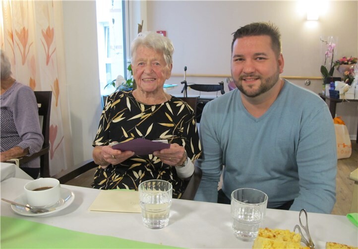 Mirko Menzenbach, Vorstand SV Urmitz, gratuliert Sybilla Weinand zu ihrem 100. Geburtstag.Foto: privat