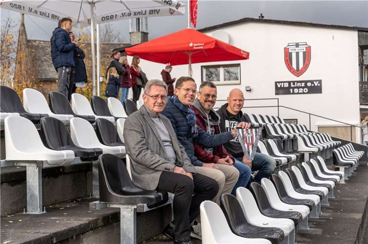Mirko Schopp (1. Vorsitzender VFB Linz 1920 e. V.), Rene Königshausen (Vorstandsvorsitzender der PSD Bank West eG), Björn Nietzard und Klaus Warmth auf der neuen Tribüne. Foto: CREATIV/Heinz-Werner Lamberz