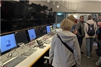 Mischpulte und Monitore: Im Regieraum.