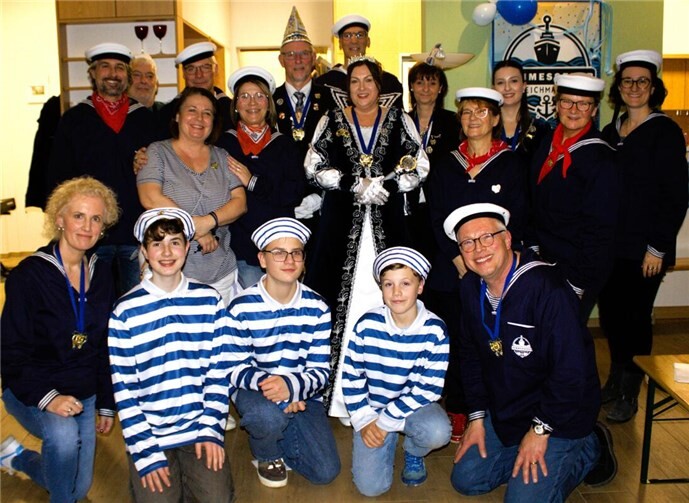 Mischte sich mit Hofstaat unter die Gästeschar: Prinzessin Birgit I von der KG Neuenahrer Schinnebröder.  Foto: Ramona Pelikan