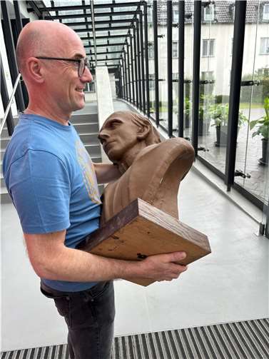 Missionssekretär Reinhold Maise mit einer Pallotti-Büste.