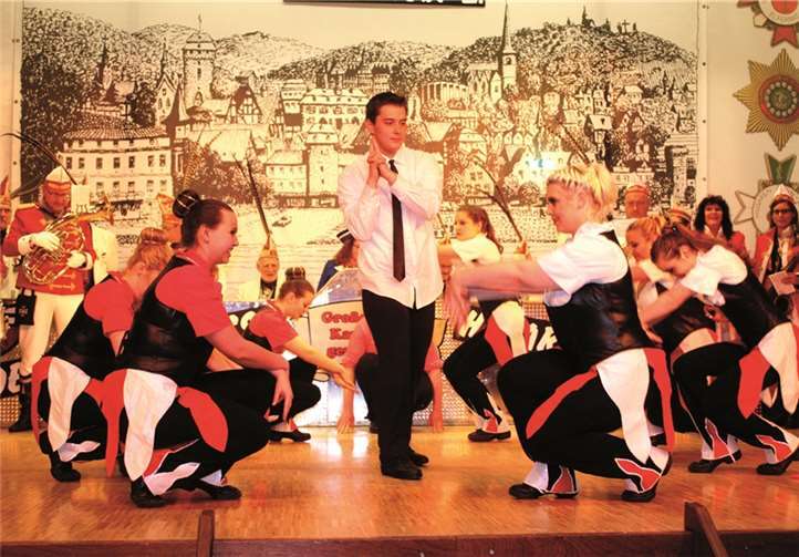 Mit 007 und den Bond-Girls zogen die Roten Husaren in die Stadthalle ein.