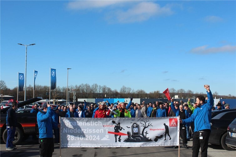 Mit 100 Autos sind die Teilnehmenden zum Neubau in Niederzissen gefahren, unter dem Motto „Wir wollen hier rein!“