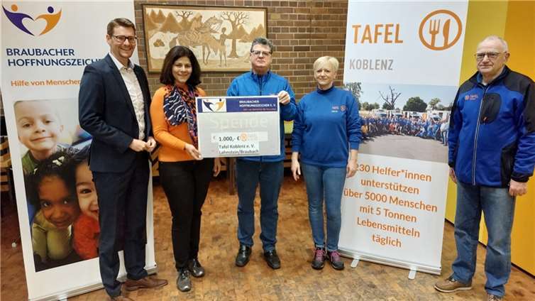 Mit 1.000 Euro unterstützen die Braubacher Hoffnungszeichen die Arbeit der Tafel für Lahnstein und Braubach. Markus und Amal Fischer vom Vorstand des Vereins übergaben den symbolischen Spendenscheck an Alfred Waurig, Judith Weigmann und Alfred Landauer (v. l. n. r.).  Foto: privat