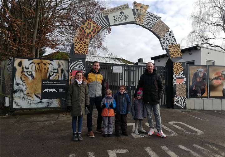 Mit 1000 Euro unterstützt die FWG Andernach den Neuwieder Zoo. Die FWGler Kai-Alexander Klein und Christian Greiner gehören mit ihren Familien zu den regelmäßigen Besuchern der Einrichtung und trafen sich zu einer Wanderung rund um das Zoogelände. Foto: FWG Andernach e.V.