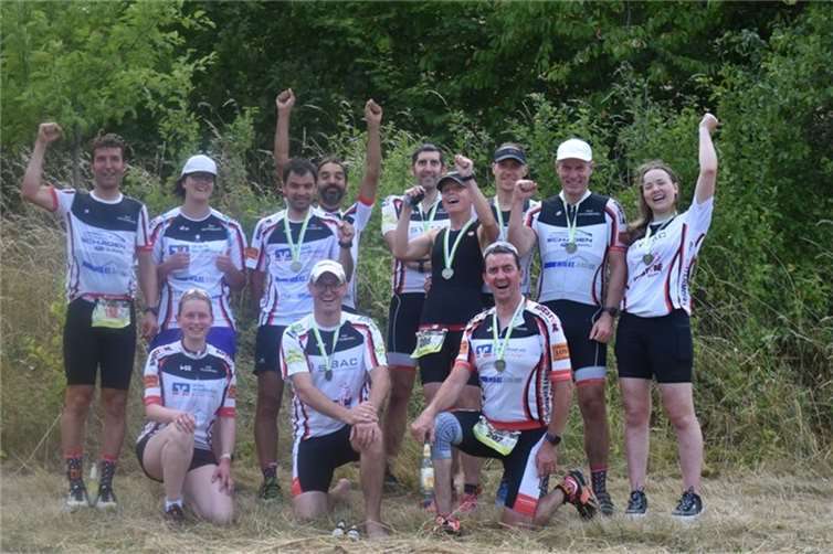 Mit 12 Athletinnen und Athleten präsentierte sich der RSC Untermosel beim 12. Vulkan-Cross-Triathlon in Schalkenmehren. Foto: privat