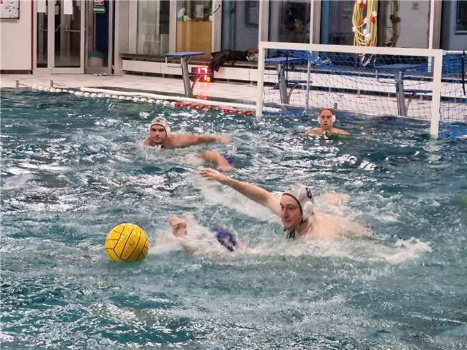 Mit 12:11 gewinnen Poseidon Wasserballer knapp aber verdient. Foto: Christian Nachtsheim (SC Poseidon Koblenz)
