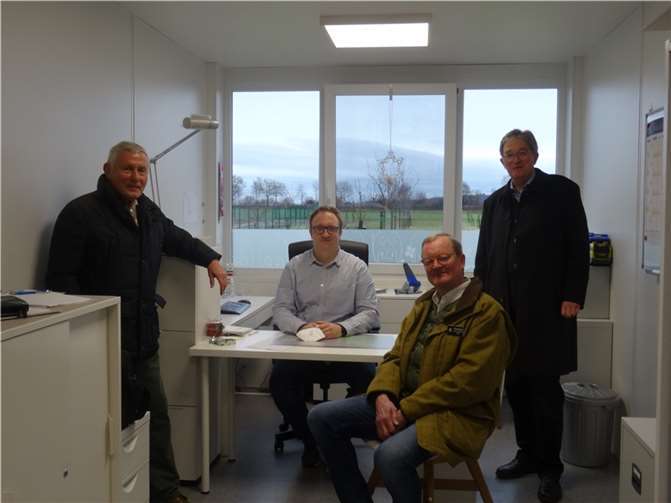 Mit 15.000 Euro verhalfen die Bonner Rotary Clubs dem Kindergarten zu einer neuen Büroeinrichtung. Auf dem Foto von links nach rechts: Wolfgang Otto (RC Bonn-Rheinbach), Sven Kleebank (stellv. Leiter des Kindergartens), Georg Kovermann (Präsident RC Bonn-Rheinbach), Michael Wüllrich (Vorsitzender Koordinierungsausschuss der Bonner Rotary Clubs).