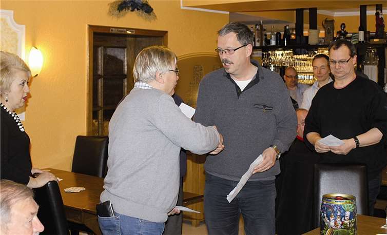 Mit 2197 Punkten gewann Herbert Engel (grauer Pullover) die 30. Skatmeisterschaft. Privat