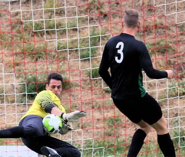 Mit 22 Gegentreffern gehört die Abwehr um Karim Raschid Arfaoui zu den anfälligsten der A-Klasse. Gegen den FC Horchheim, die Koblenzer besitzen den viertschwächsten Sturm, soll die Trendwende eingeläutet werden. Vielleicht gelingst es ja erstmals, dass nach neunzig Minuten hinten die Null steht. TH
