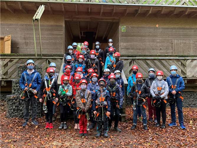 Mit 30 Messdiener/-innen, Messdieneranwärter und dem Leitungsteam ging es in den Kletterpark nach Mayen. Das Klettern war, mit ausreichendem Abstand, auch ohne Mund-Nasen-Bedeckung möglich. Foto: privat