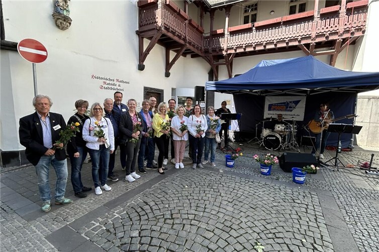Mit 300 Rosen und musikalischer Begleitung schuf die FWG einen Rahmen für nette Gespräche und persönliche Begegnungen.