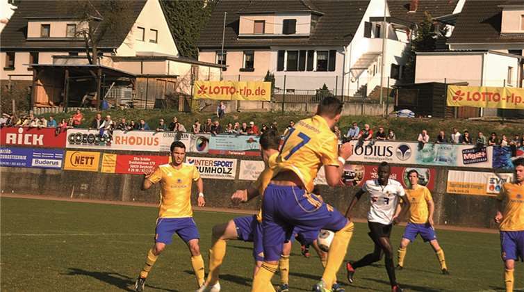Mit 3:1 siegte die SpVgg Burgbrohl gegen die Gäste von Borussia Neunkirchen in einem staken Spiel.