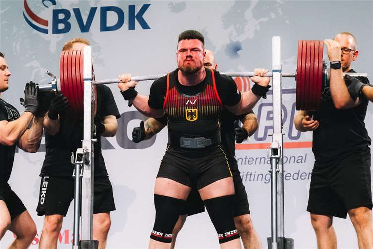 Mit 340 kg in der Kniebeuge setzte Timo Jakobi einen neuen deutschen Rekord.Fotos: Moritz Ruckdeschel