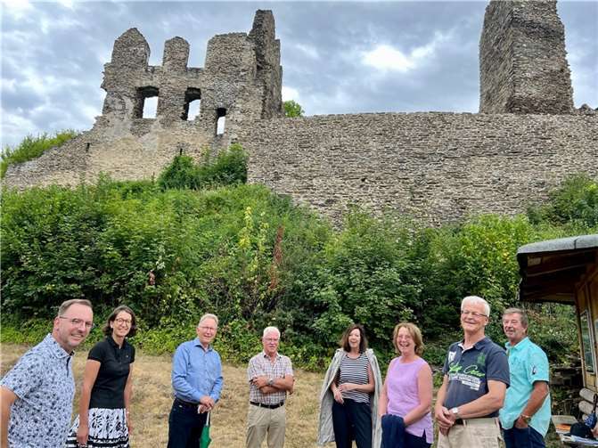 Mit 34.500 Euro aus dem Denkmalschutz-Sonderprogramm XI fördert der Bund weiterhin die Baumaßnahme an der Isenburg. Darüber freut sich auch (3.v.li.) der heimische CDU-Bundestagsabgeordnete Erwin Rüddel.  Foto: privat