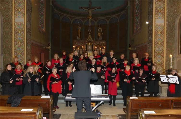 Traumhafte Melodien erfüllten die Pfarrkirche Mit 36 aktiven Sängerinnen und Sängern erfreute der Chor mit traumhaften Melodien aus der Weihnachtszeit. Fotos:TE