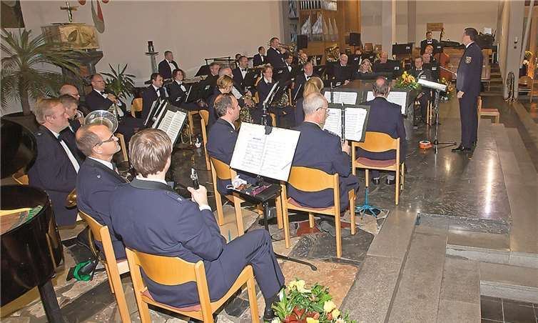Mit 37 professionellen Musikern war das Landespolizeiorchester nach Mülhofen gekommen.WT