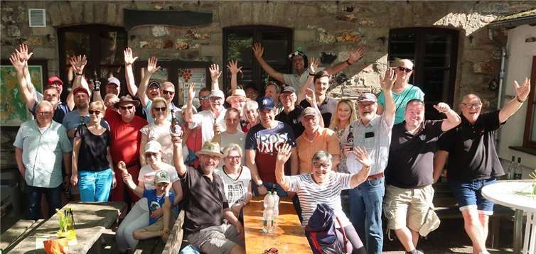 Mit 39 Teilnehmern, Kind und Kegel ging es für die Artilleristenfamillich aus Linz bei herrlichem Frühlingswetter und viel Sonnenschein ab Dernau im Ahrtal zu Fuß auf den Krausberg.Foto: Roland Thees