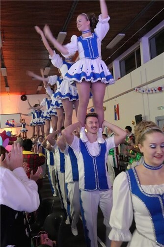 Mit 40 Tänzerinnen und Tänzer vom Corps Blau-Weiß Windhagen startete der närrische Abend fulminant. 