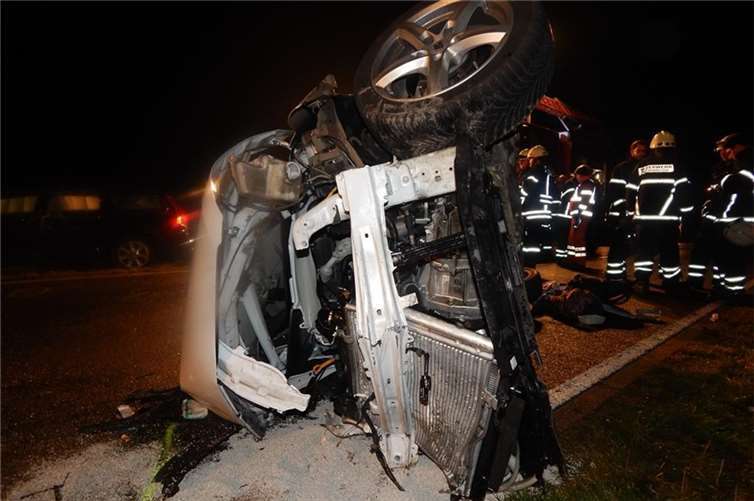 Mit 50 Kräften eilten die Feuerwehren zum Unfallort. Ein 18-jähriger Fahrzeugführer musste aus seinem Auto befreit werden.