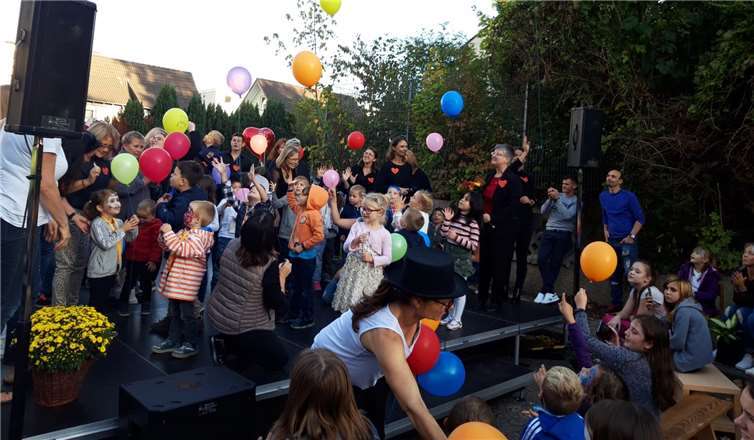 Mit 50 Luftballons und einem gemeinsamen Abschiedslied auf der Bühne endete das fröhliche Fest. Fotos: privat