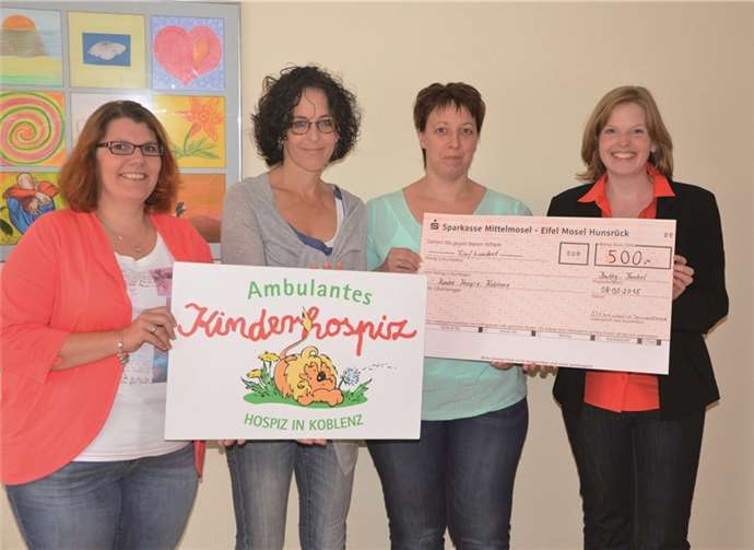 Mit 500 Euro aus dem Erlös des Kinderkleiderbasars unterstützt die Elterninitiative Bruttig-Fankel das Ambulante Kinderhospiz in Koblenz. privat