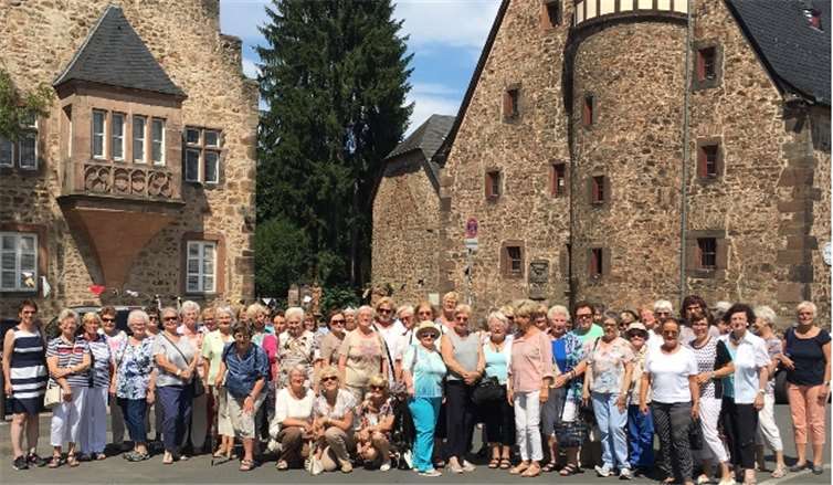 Mit 80 Frauen starteten die Frauen der kfd Irlich. privat