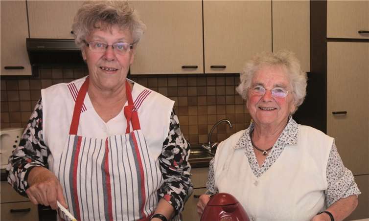 Mit 84 Jahren ist Katharina Ohlert (re.) immer noch in der Dorfgemeinschaft Aktiv. -SES-