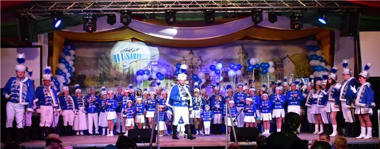 Mit 84 uniformierten Husaren wurde in Turnhalle des TV Güls eine außergewöhnliche Karnevalssitzung eröffnet.  HEP