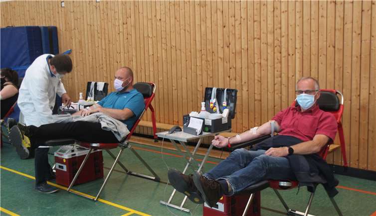 Mit Abstand: Blutabnahmezone in der Halle der Lindenschule.Fotos: KMI