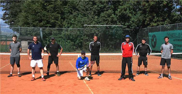Mit Abstand: Der TC Grafschaft (linke Bildhälfte) unterliegt mit 4:10 gegen die Gäste der DJK Kruft/Kretz. Foto: U. Benecke