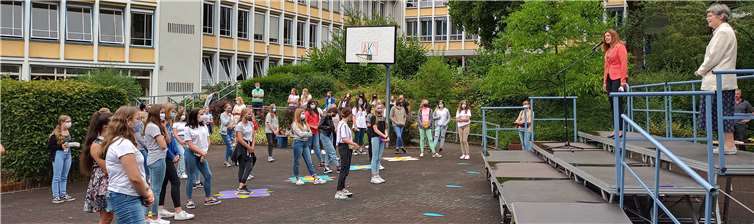 Mit Abstand am besten: Begrüßung der neuen Schulleitung.Foto: privat