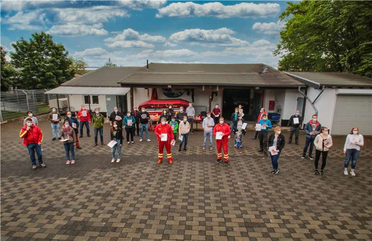 Mit Abstand gefeiert: Bei der Dankeschön-Veranstaltung unter Einhalt der Hygieneregeln erhielten die HelferInnen für ihren selbstlosen, ehrenamtlichen Einsatz Aufmerksamkeiten vom Vereinsvorstand, dem Gesundheitsamt Rheinland-Pfalz und der Kreissparkasse Mayen. Fotos: DLRG Andernach
