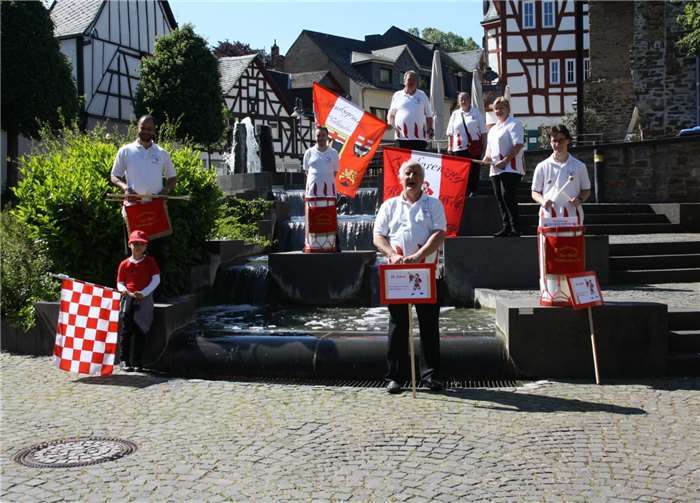 Mit Abstand huldigen einige Mitglieder des Fanfarenzugs ihrem Verein zum 35-jährigen Jubiläum. Foto: privat